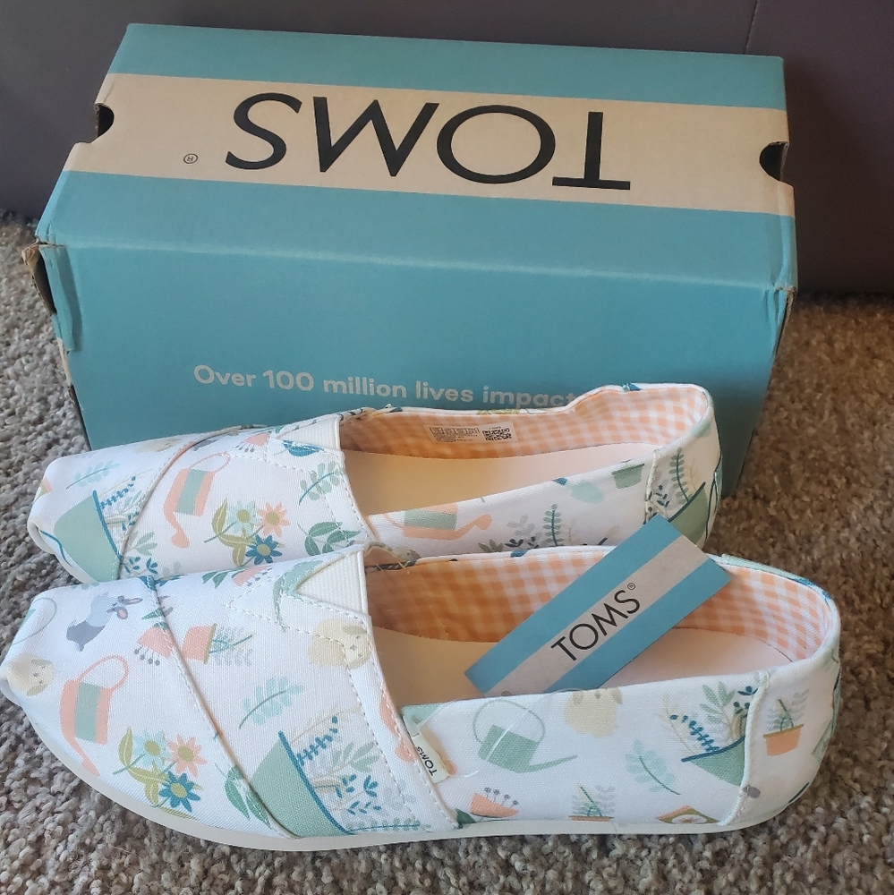 Brand new pair of Tom's cute gardening shoes!